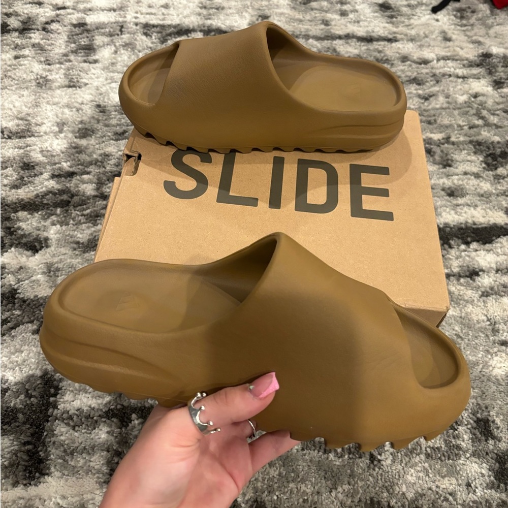 Yeezy slides. Got them as a gift don’t fit my daughter. Size 7